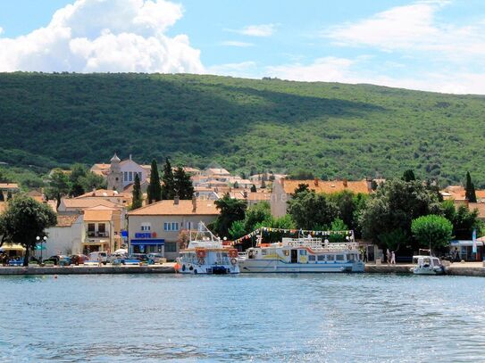 INSEL KRK, PUNAT - Apartment in ausgezeichneter Lage, erste Reihe zum Meer