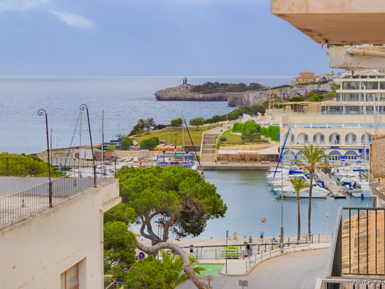 Helle Etagenwohnung mit großer Fensterfront, Balkon und Blick auf den Hafen von Porto Cristo