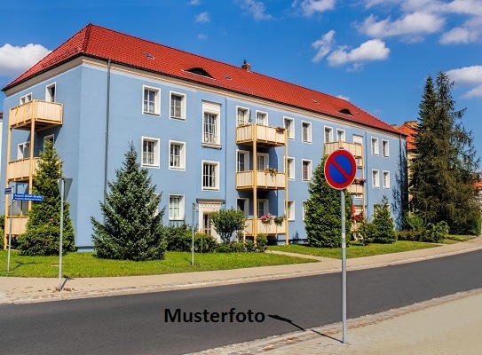 Mehrfamilienhaus mit Garage und Gartenhütten