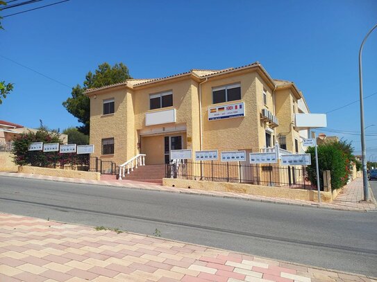 Großzügige Villa mit 6 Schlafzimmern, 2 Bädern und Meerblick in der Urbanisation La Marina - auch als Geschäftshaus nut…