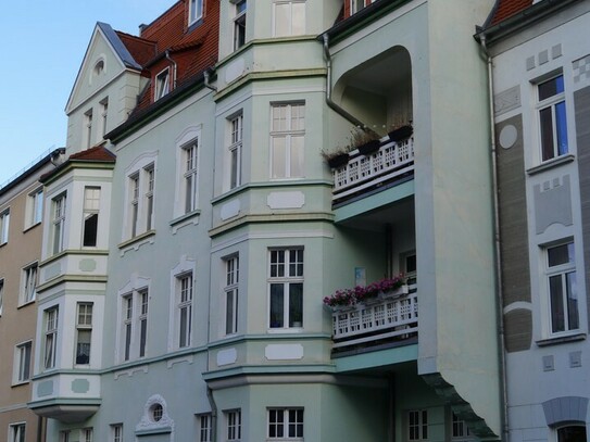 Großzügige Altbau-Wohnung mit Balkon