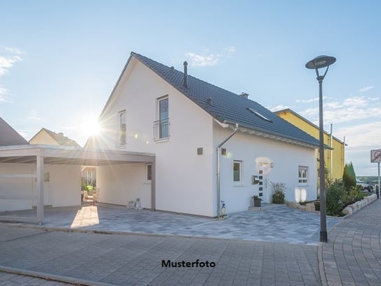 Einfamilien-Doppelhaushälfte mit Terrasse und Garage