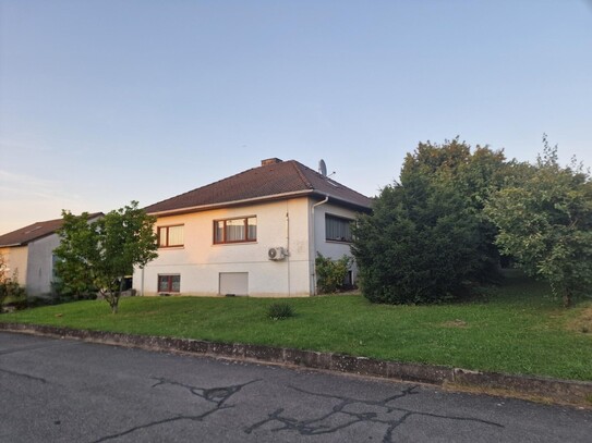 Bungalow Haus mit Souterrain, Einfamilienhaus