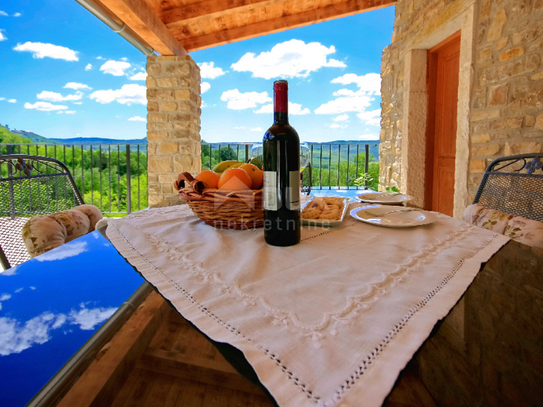 ISTRIEN, OPRTALJ - Zwei Steinhäuser mit Blick auf Motovun