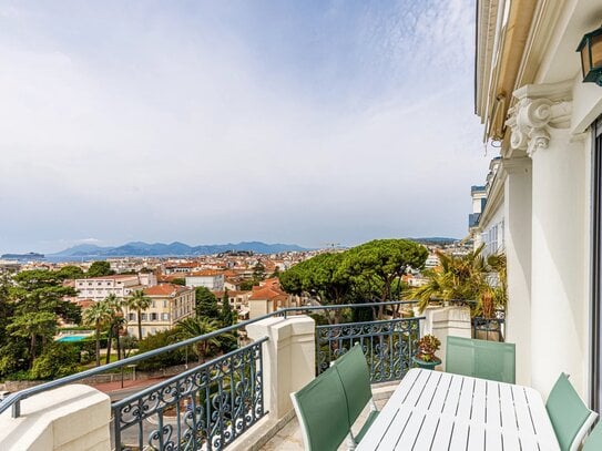 CANNES/MONTFLEURY AREA : Top floor apartment, sea view, ten minutes walk to la Croisette