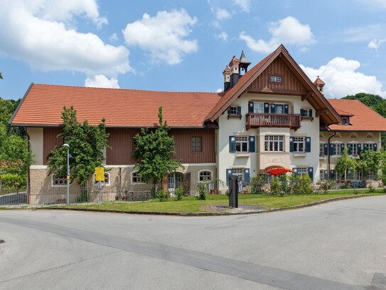 Luxuriöse Terrassen-Wohnung mit eigenem Garten in einem kernsanierten denkmalgeschütztem Gutshaus