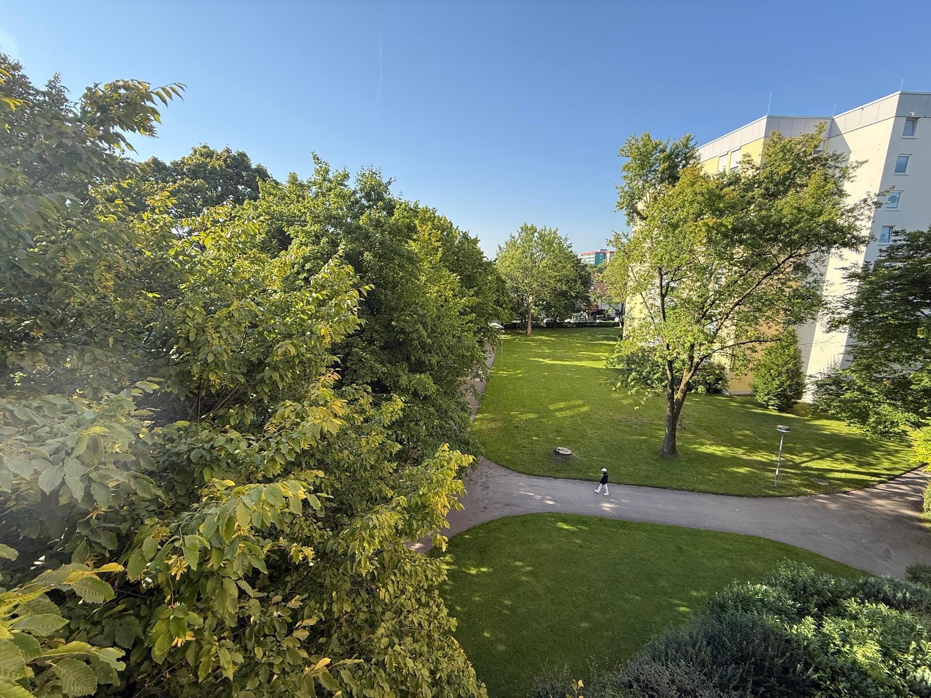 Schöne gut geschnittene 4 Zimmer Wohnung in ruhiger & gepflegten Anlage mit Potenzial