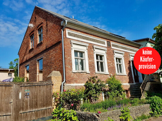 HORN IMMOBILIEN++ Altentreptow, großes Haus -teilweise modernisiert- mit Keller, Garagen und Nebengelass