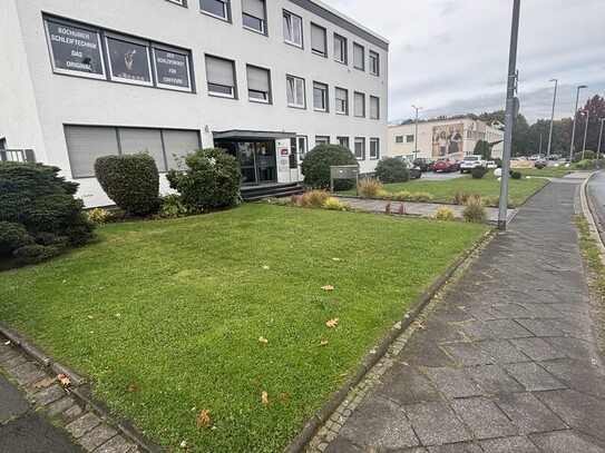 Vermietet wird eine sehr zentral gelegene möblierte kleine Bürofläche im 2.Obergrschoss