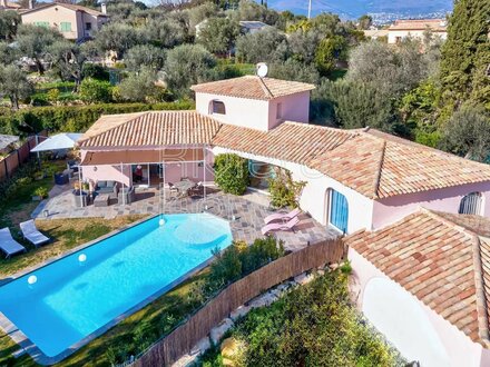 Villa 4 pièces avec piscine et belle vue, quartier Peyniblou à Valbonne