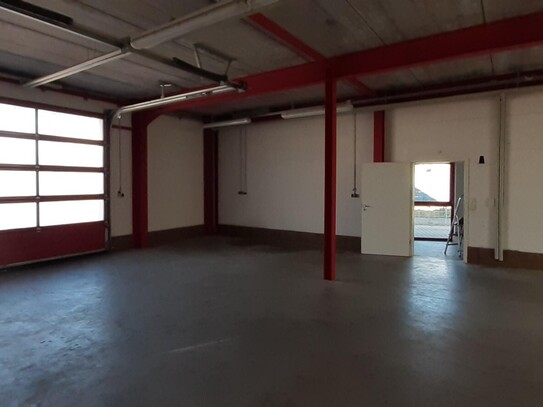 Halle mit Büro mit eigenem Zugang