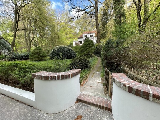 Historische Villa mit Potential, zauberhafte Waldlage in Blankenese, 250m zum Elbstrand