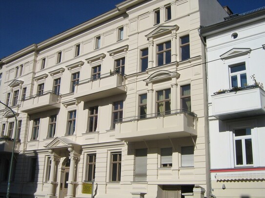 sehr sonnige, gepflegte Altbauwohnung mit Stuck, Balkon, Keller 3Zi.+Kammer bzw. Umbau=4 Z.+K.