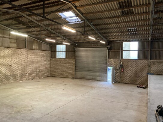 Lagerhalle mit Zufahrt und Rampe 400 m²
