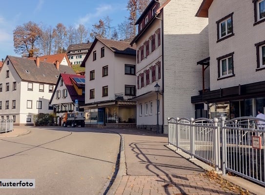 Wohn- und Geschäftshaus mit Terrassen und Garage