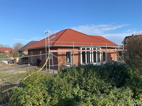 Hochmoderner Neubau in Bungalow-Stil mit Walmdach in Edewecht