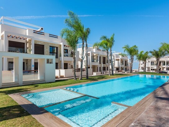 Erstklassige Wohnung mit Garten in Torrevieja an der Costa Blanca Süd mit 2 Schlafzimmern, 2 Badezimmern und Pool