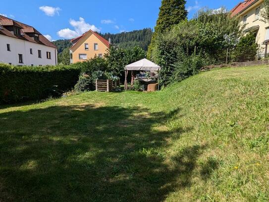 Zweifamilienhaus auf großzügigem Grundstück