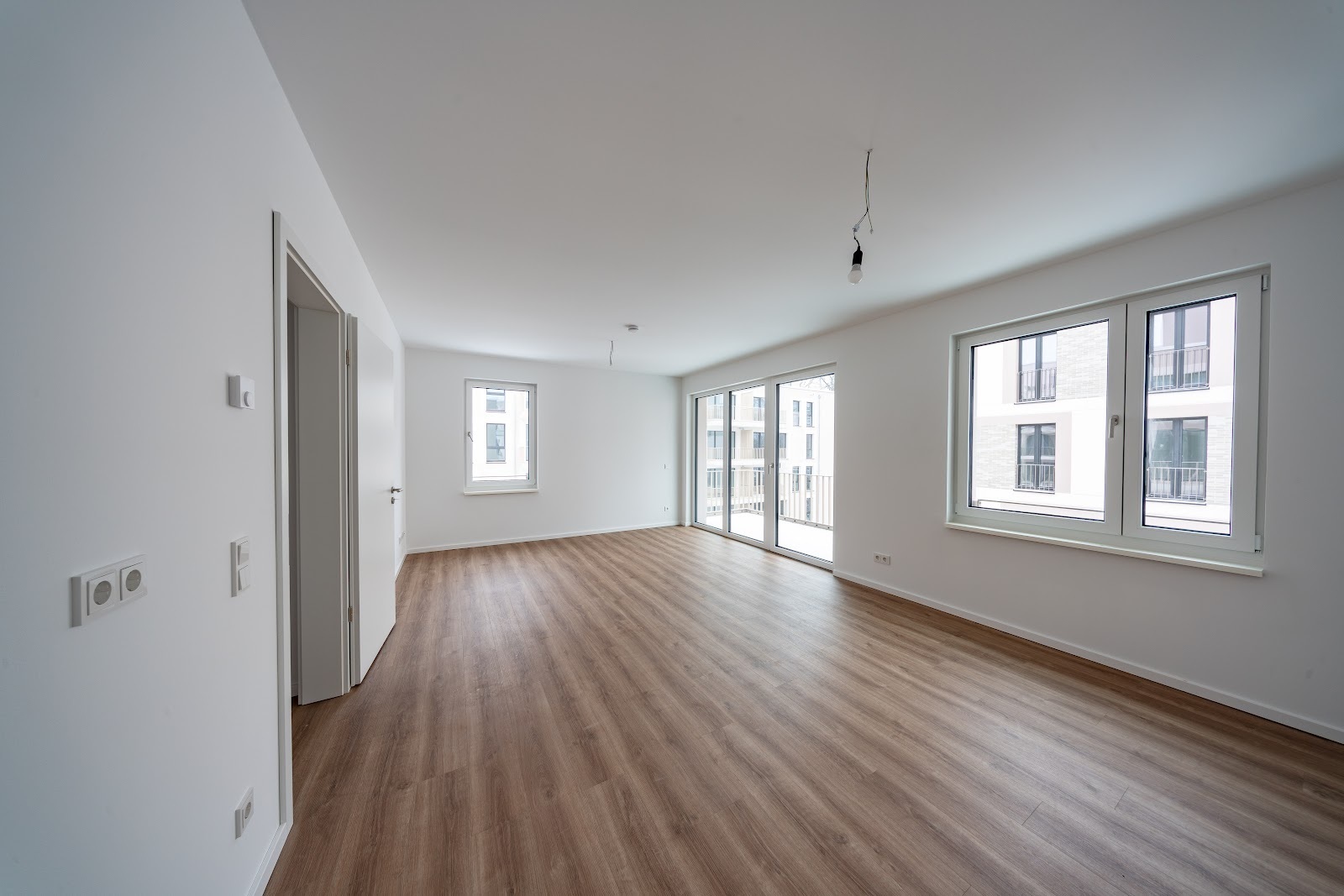 Neubauwohnung an der Waterkant mit Fußbodenheizung und Balkon / WBS 220 - Photo 1
