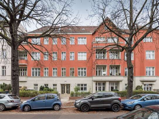 Lichtdurchflutete Altbauwohnung zur Investitionsmöglichkeit in beliebter Wilmersdorfer Lage