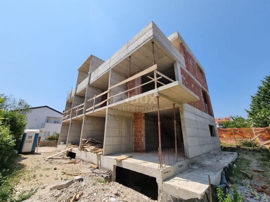 INSEL KRK, STADT KRK - Dreistöckiges Apartment mit Garage und Meerblick