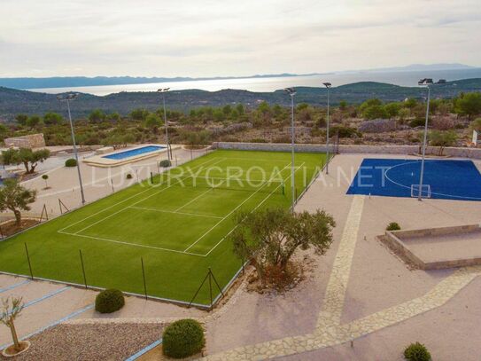 Kroatien Insel Brac Villa mit Sportplatz zu verkaufen