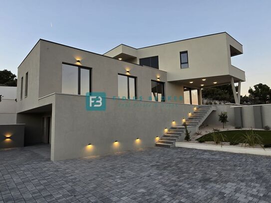 BETINA, neue Luxusvilla, 150 m vom Meer entfernt, Panoramablick, Schwimmbad, Garage