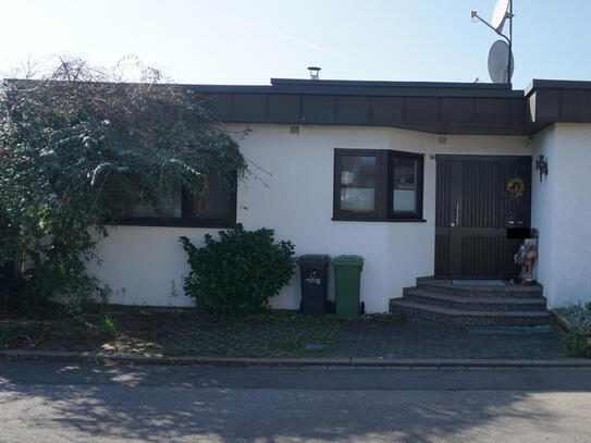 Gepflegte Bungalow-Doppelhaushälfte in Leonberg - ideal für Single oder Paare !