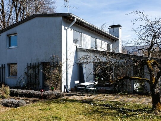 Charmante, helle Wohnung in Mehrfamilienhaus mit großem Garten