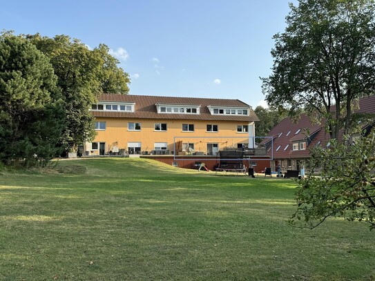 Geräumige Wohnung mit zwei Schlafzimmern, großer Terrasse und 2 Stellplätzen