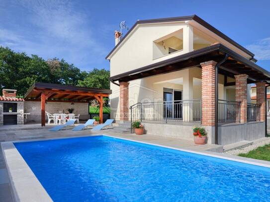 House with pool near Porec