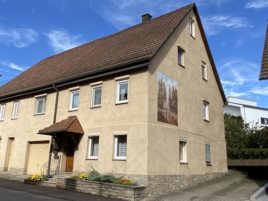 Wohnhaus mit Scheune und Garage in zentraler Lage