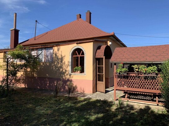 Einfamilienhaus mit Apartment in einem kleinen Dorf im Kreis Tolna zu verkaufen