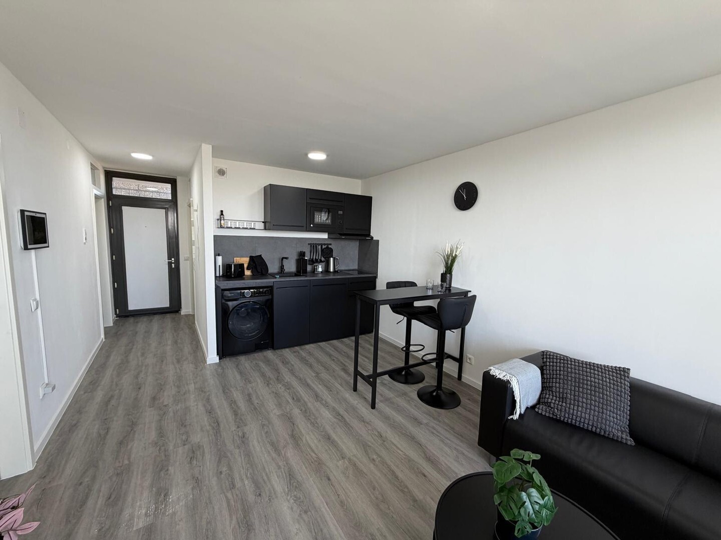                                                               Vollm&ouml;blierte gem&uuml;tliche 2 Zimmerwohnung mit Balkon in guter Lage                                                       in Frauenaurach (Erlangen)