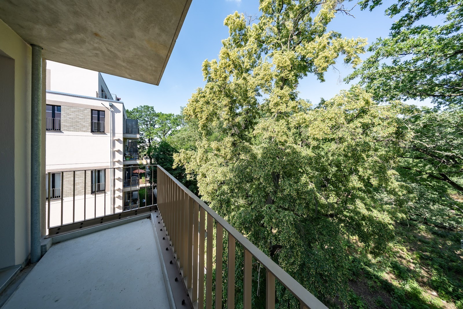 Neubauwohnung im Erstbezug mit zwei Bädern und Blick in den zukünftigen Park - Photo 1