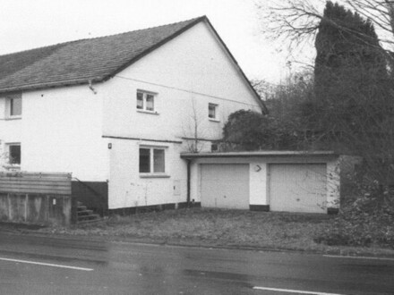 Mehrfamilienhaus, Doppelgarage und Grundstück