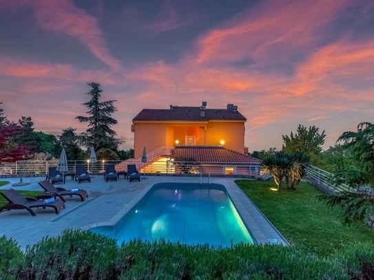 OPATIJA, LOVRAN – Mehrfamilienhaus von 700 m2 mit Swimmingpool + 6000 m2 Grundstück mit einem Projekt für ein Wellness-…