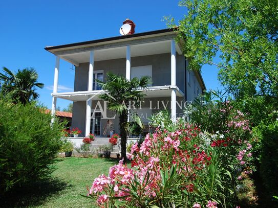 Istrien, Umag, Umgebung – ein schönes geräumiges Haus in äußerst ruhiger Lage