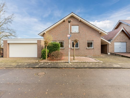 Top-gepflegte, freistehende, barrierearme Semi-Bungalow/Villa in erstklassiger Lage mit freiem Blick über Felder!