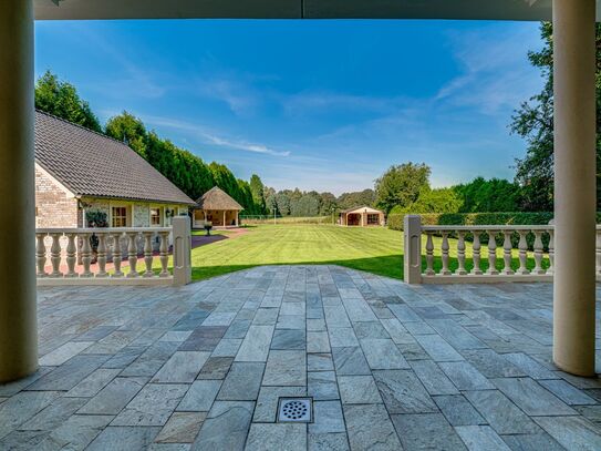 Elten: Stilvolles Reetdach-Landhaus mit freier Aussicht