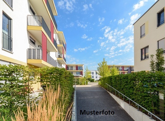 Mehrfamilienhaus mit Garage und Gartenhütten