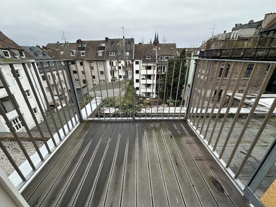 Sehr schöne 3-4 Zimmer Wohnung mit 2 großen Balkonen, Aufzug und Dom-Blick