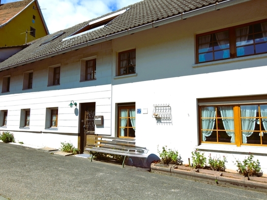 Ferienhaus im Schwarzwald wartet darauf wieder belebt zu werden - schöner Ausblick in die Natur