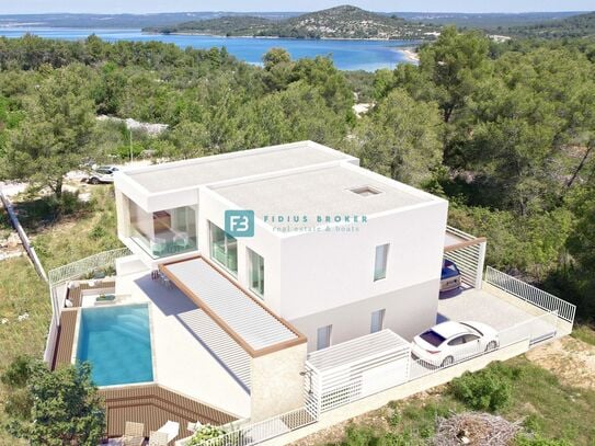 ŠIBENIK BILICE, neue Luxusvilla mit 2 separaten Wohnungen, 400 m vom Meer entfernt