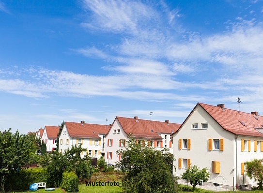 Mehrfamilienhaus mit Carports