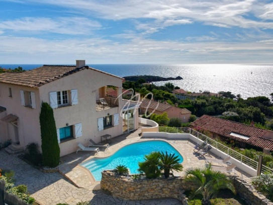 5-Zimmer-Villa mit Meerblick und Pool