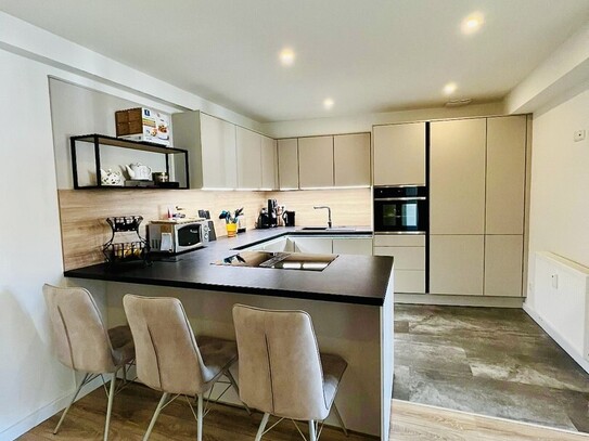 Schöne sanierte 4 Zimmer Wohnung im Altbau
