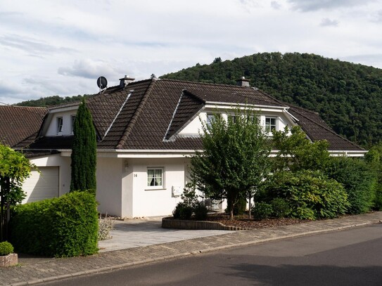 Lichtdurchflutetes Einfamilienhaus mit unverbaubarem Ausblick