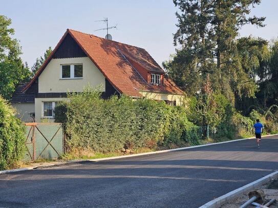 Solides Einfamilienhaus in Potsdam-Eiche, mit großem Grundstück und Nebengelass, zu verkaufen.