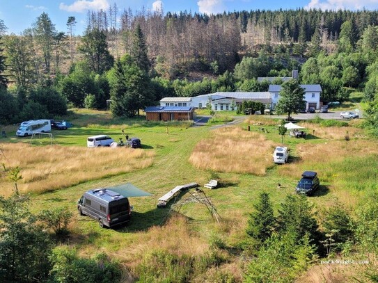 Campingplatz, Ferienhäuser, Betreiberwohnung (1.Wohnsitz). Absolute Alleinlage mitten im Wald.